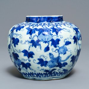 Een Chinese blauw-witte vaas met eekhoorns op druivenranken, Wanli/Jiajing — foto 3
