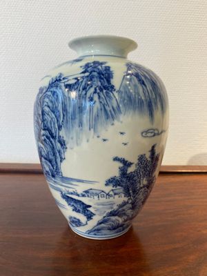 Een Chinese blauw-witte vaas met een bergachtig landschap, Kangxi merk, Republiek — foto 2