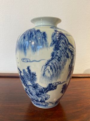 Een Chinese blauw-witte vaas met een bergachtig landschap, Kangxi merk, Republiek — foto 3