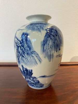 Een Chinese blauw-witte vaas met een bergachtig landschap, Kangxi merk, Republiek — foto 4