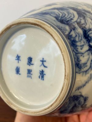 Een Chinese blauw-witte vaas met een bergachtig landschap, Kangxi merk, Republiek — foto 8