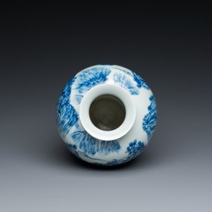 Een Chinese blauw-witte vaas met een bergachtig landschap, Kangxi merk, Republiek — foto 5