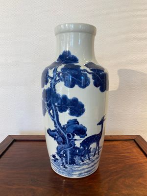 Een Chinese blauw-witte vaas met een hert en een kraanvogel, Tao Cheng Tang 陶成堂 merk, 18/19e eeuw — foto 1