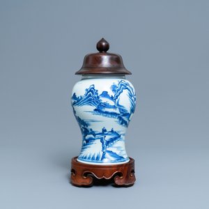 Een Chinese blauw-witte vaas met een landschap, Kangxi — foto 1