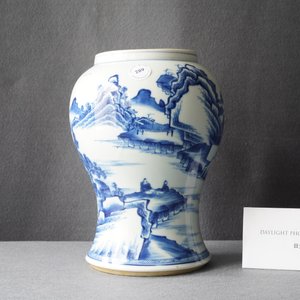 Een Chinese blauw-witte vaas met een landschap, Kangxi — foto 8