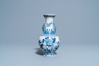 Een Chinese blauw-witte vaas met een vogel bij bloesems, Qianlong merk, 19e eeuw