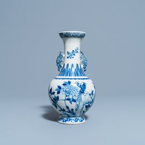 Een Chinese blauw-witte vaas met een vogel bij bloesems, Qianlong merk, 19e eeuw — foto 1
