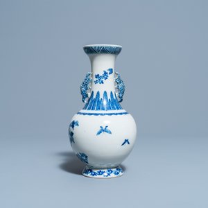Een Chinese blauw-witte vaas met een vogel bij bloesems, Qianlong merk, 19e eeuw — foto 3