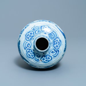 Een Chinese blauw-witte vaas met feniksen, Jiajing/Wanli — foto 5