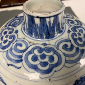 Een Chinese blauw-witte vaas met feniksen, Jiajing/Wanli — foto 9