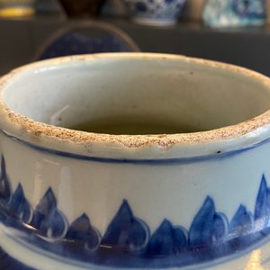 Een Chinese blauw-witte vaas met figuren in een interieur, Kangxi — foto 14