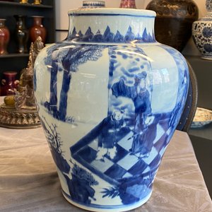 Een Chinese blauw-witte vaas met figuren in een interieur, Kangxi — foto 18