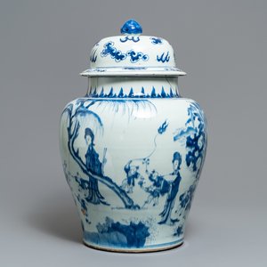 Een Chinese blauw-witte vaas met figuren in een landschap, Kangxi — foto 1