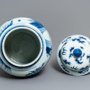 Een Chinese blauw-witte vaas met figuren in een landschap, Kangxi — foto 5
