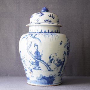 Een Chinese blauw-witte vaas met figuren in een landschap, Kangxi — foto 7