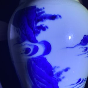 Een Chinese blauw-witte vaas met figuren in een landschap, Transitie periode — foto 9