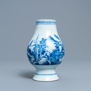 Een Chinese blauw-witte vaas met figuren in een landschap, Yongzheng merk en periode — foto 1