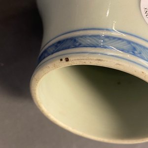 Een Chinese blauw-witte vaas met figuren in een landschap, Yongzheng merk en periode — foto 7