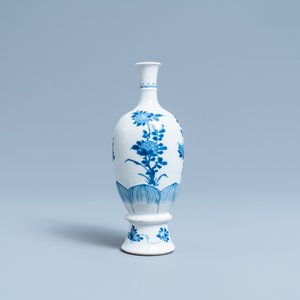 Een Chinese blauw-witte vaas met floraal decor, Kangxi — foto 1