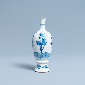 Een Chinese blauw-witte vaas met floraal decor, Kangxi — foto 4