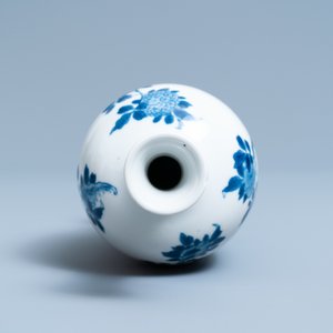 Een Chinese blauw-witte vaas met floraal decor, Kangxi — foto 5