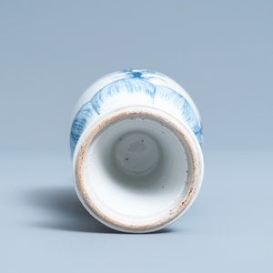 Een Chinese blauw-witte vaas met floraal decor, Kangxi — foto 6