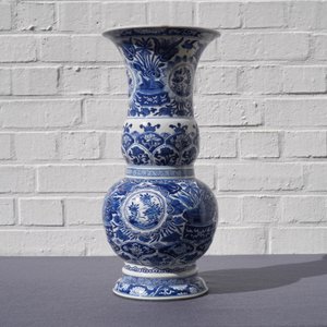 Een Chinese blauw-witte vaas met floraal decor, Kangxi — foto 13