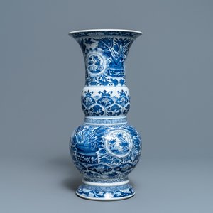 Een Chinese blauw-witte vaas met floraal decor, Kangxi — foto 2