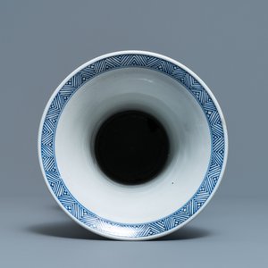 Een Chinese blauw-witte vaas met floraal decor, Kangxi — foto 5