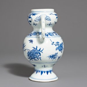 Een Chinese blauw-witte vaas met floraal decor, Transitie periode — foto 2