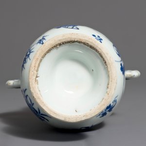 Een Chinese blauw-witte vaas met floraal decor, Transitie periode — foto 5