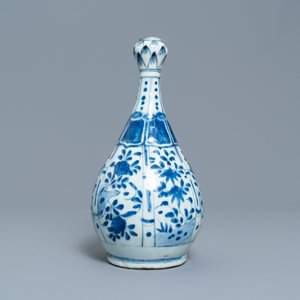 Een Chinese blauw-witte vaas met floraal decor, Wanli — foto 3