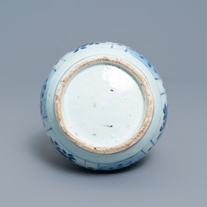 Een Chinese blauw-witte vaas met floraal decor, Wanli — foto 6