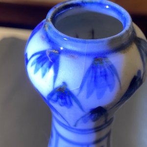 Een Chinese blauw-witte vaas met floraal decor, Wanli — foto 9