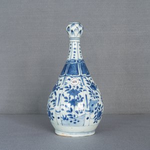 Een Chinese blauw-witte vaas met floraal decor, Wanli — foto 10
