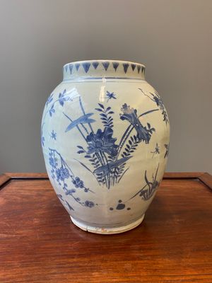 Een Chinese blauw-witte vaas met florale decors, Transitie periode — foto 1