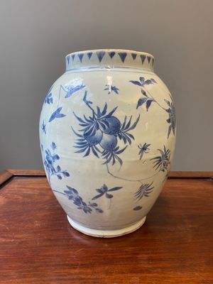 Een Chinese blauw-witte vaas met florale decors, Transitie periode — foto 3