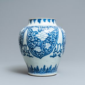Een Chinese blauw-witte vaas met florale panelen, Kangxi — foto 2