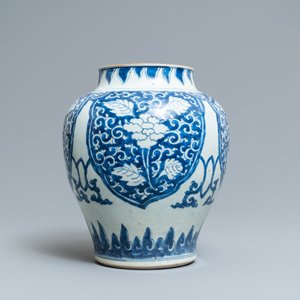 Een Chinese blauw-witte vaas met florale panelen, Kangxi — foto 4