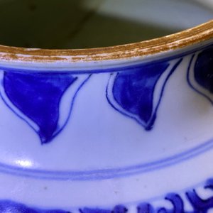 Een Chinese blauw-witte vaas met florale panelen, Kangxi — foto 7