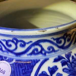 Een Chinese blauw-witte vaas met florale panelen, Wanli — foto 11