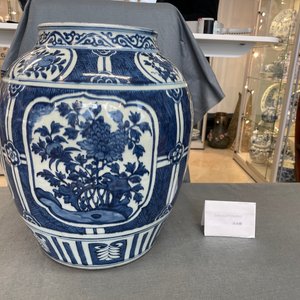 Een Chinese blauw-witte vaas met florale panelen, Wanli — foto 8