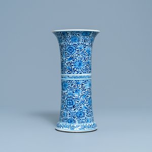 Een Chinese blauw-witte vaas met florale slingers, Kangxi — foto 4