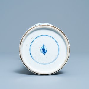Een Chinese blauw-witte vaas met florale slingers, Kangxi — foto 6