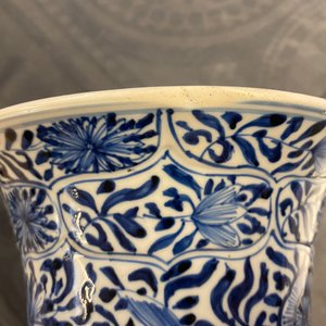 Een Chinese blauw-witte vaas met florale slingers, Kangxi — foto 7