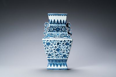 Een Chinese blauw-witte vaas met florale slingers, Qianlong