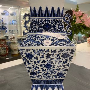 Een Chinese blauw-witte vaas met florale slingers, Qianlong — foto 11