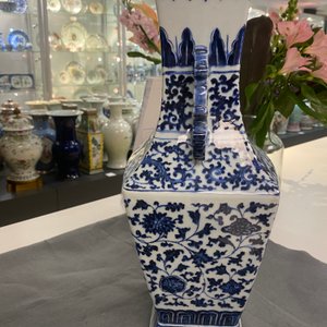 Een Chinese blauw-witte vaas met florale slingers, Qianlong — foto 12