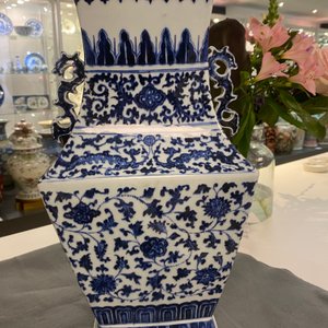 Een Chinese blauw-witte vaas met florale slingers, Qianlong — foto 14
