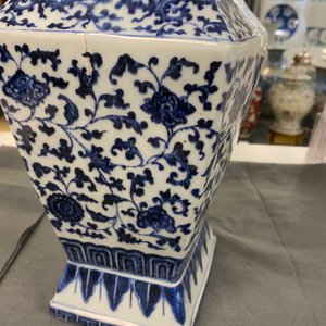 Een Chinese blauw-witte vaas met florale slingers, Qianlong — foto 16
